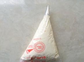 打发好的淡奶油装入裱花袋，裱花嘴用小号的圆形裱花嘴