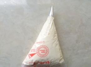 打发好的淡奶油装入裱花袋，裱花嘴用小号的圆形裱花嘴
