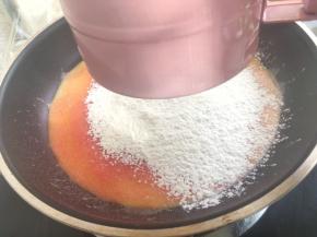 趁热过筛低筋面粉跟红曲粉