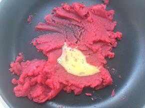 将蛋液分次加入降至手温的面糊中，并用刮刀压拌均匀