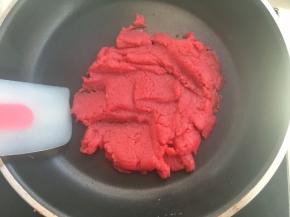 用刮刀切拌均匀，无干粉颗粒