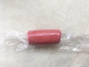 将搅拌均匀的酥皮面团，放在保鲜膜上，滚圆入冰箱冷冻