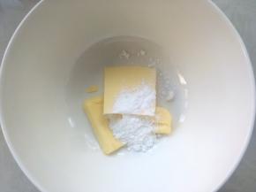 先来做酥皮材料，黄油室温软化，加糖粉用刮刀压拌均匀