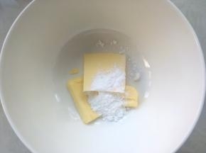 先来做酥皮材料，黄油室温软化，加糖粉用刮刀压拌均匀