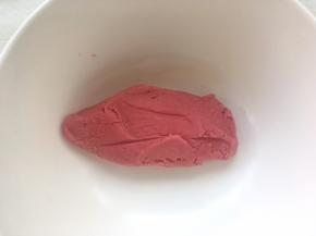 用刮刀压拌均匀，无干粉颗粒