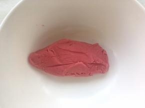 用刮刀压拌均匀，无干粉颗粒