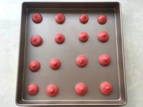 将面糊均匀的挤在学厨不沾金盘上