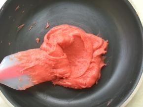 蛋液全部加入后，用刮刀将面糊压拌均匀，面糊细腻浓稠