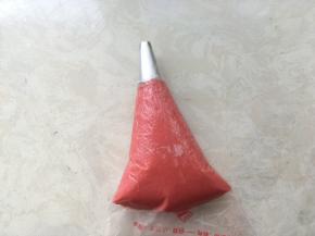 用刮刀推挤面糊，排除空气，烤箱预热200度