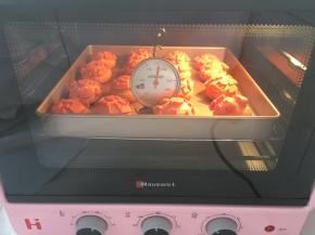 入炉200度烤15分钟，之后转190度烤5分钟，酥皮开裂，表面微微上上色即可，之后不要马上拿出来，闷5分钟再将泡芙取出，过早取出会让泡芙塌陷