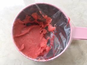 将搅拌均匀的面糊装入裱花袋，温用的大号圆形裱花嘴