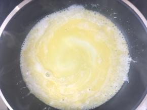 小火加热至黄油融化