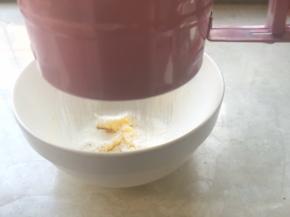 过筛低筋面粉跟红曲粉