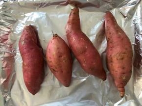 烤盘铺锡纸，放上地瓜