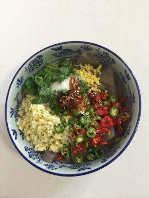 魔芋中加入蒜末，姜末，青红尖椒圈儿，盐，鸡精，糖，辣椒油，花椒油，生抽，香油，，醋，香菜。