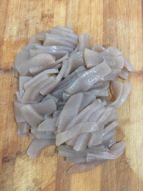 魔芋清洗一下，切成薄片备用。