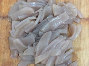 魔芋清洗一下，切成薄片备用。