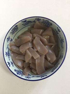 烫好的魔芋捞出沥干水分备用。