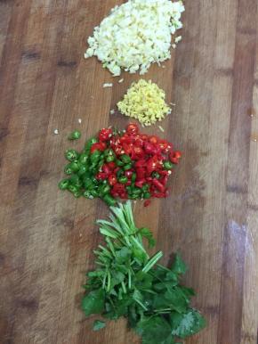 蒜瓣剥皮剁碎，生姜切成末，青红尖椒切成圈儿，香菜洗净切成段儿备用。