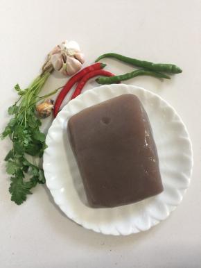 准备好所需的材料：
魔芋1块，青尖椒2个，红尖椒2个，蒜瓣1个，香菜4颗，生姜1块。