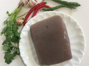 准备好所需的材料：
魔芋1块，青尖椒2个，红尖椒2个，蒜瓣1个，香菜4颗，生姜1块。