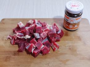 首先将牛肉洗干净，再切小块！（块的大小根据个人喜欢）