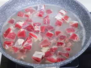 将切好的牛肉焯水，冷水入锅，烧开撇出浮沫，煮2分钟捞出过冷水，淋干水分备用！