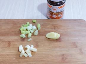 葱姜蒜去皮切碎！