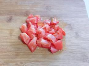 番茄洗干净切小块！