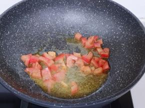 起油锅，加入番茄煸炒！