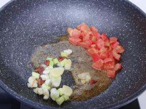 再加入葱姜蒜，八角炒香！