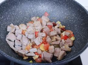 加入焯水的牛肉翻炒均匀！