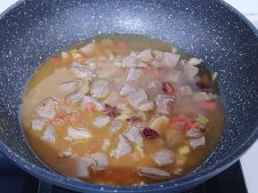 加入纯净水，没过牛肉即可！大火烧开，转小火慢炖30分钟！