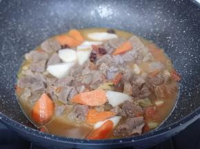 30分钟后再加入切好的胡萝卜，山药，炖10分钟！