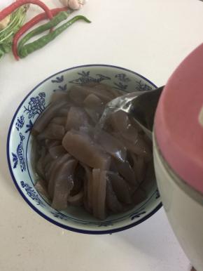 切好的魔芋放进容器中，倒入沸水烫片刻，去除魔芋里面的碱味儿。