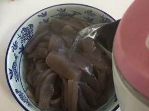 切好的魔芋放进容器中，倒入沸水烫片刻，去除魔芋里面的碱味儿。