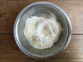 水和全蛋液中加入高筋面粉、奶粉、细砂糖，然后在面粉中间挖坑放入酵母