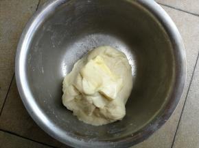 加入盐和软化的黄油，继续揉面