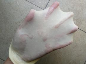 揉至面团能拉出手套膜（其实餐包不必揉到完全状态，扩展阶段即可）