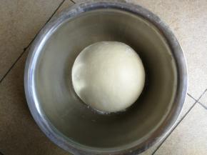 面团收圆，收口朝下，放置在盆中加盖保鲜膜进行一发