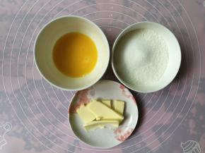 一发发酵期间，可以准备馅料所需材料（细砂糖和椰蓉放在一个碗里）