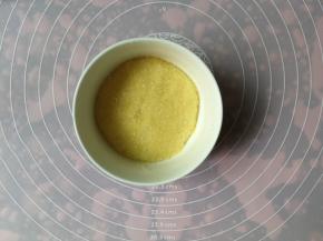 细砂糖、软化的黄油和全蛋液都加入椰蓉中，用刮刀拌匀即可（如果黄油软化不到位很难拌匀，也可以直接将黄油隔热水融化后使用）