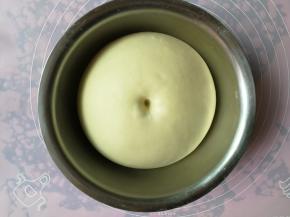 室温发酵一小时（我的室温差不多25度左右），面团发酵至两倍大，手指粘粉戳洞不塌陷不回缩，一发完成