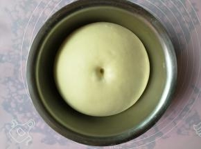 室温发酵一小时（我的室温差不多25度左右），面团发酵至两倍大，手指粘粉戳洞不塌陷不回缩，一发完成