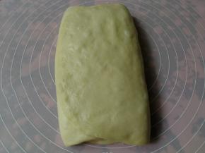 将未铺椰蓉馅的1/3部分向中间折叠，然后右侧1/3再向内折叠盖上，呈三层面团两层馅料的状态