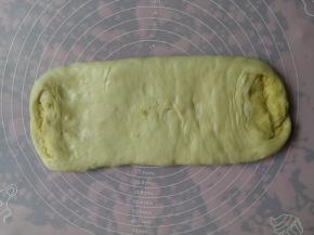 面团再次擀开成长方形，翻面后再次三折