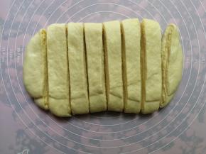 二次三折后，再次擀开成长方形，用刀分割成均匀的八份