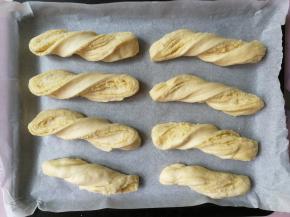 每份面团两手拎着两端，反方向拧一下成麻花状，依次做好摆入烤盘