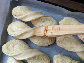 放入烤箱进行二次发酵40分钟左右，两倍大小取出，表面刷一层薄薄的全蛋液