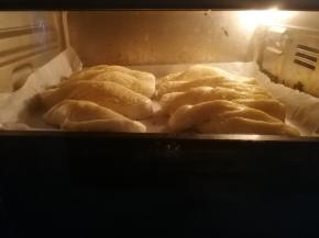 烤箱180度预热5分钟，然后将烤盘送入烤箱烘烤，180度上下火中层烘烤20分钟左右